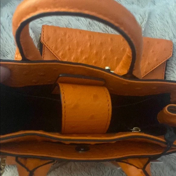 🧡 Adorable DVF Bag!! 🧡 Perfect for Spring!! 🧡 - Picture 10 of 16
